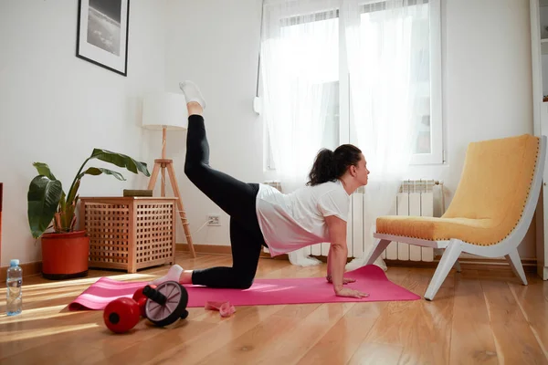 Mulher Treinando Dentro Sala Estar Exercitando Casa — Fotografia de Stock