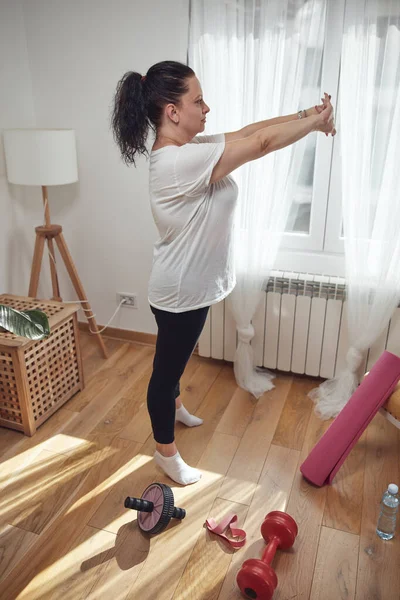 Жінка Тренується Всередині Вітальні Займається Вдома — стокове фото