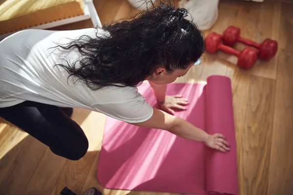 stock image Woman training inside the living room, exercising at home.