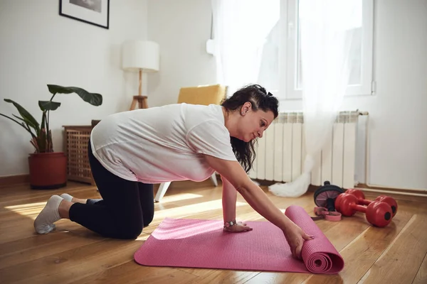 Kadın Oturma Odasında Antrenman Yapıyor Evde Egzersiz Yapıyor — Stok fotoğraf