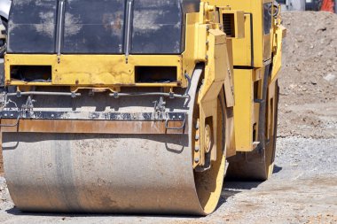 Kamu alanının yeniden inşası için açık havada ağır inşaat makineleri.