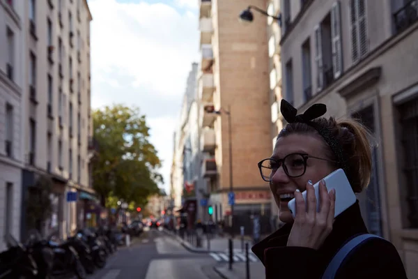 Jovencita Usando Smartphone Las Calles París —  Fotos de Stock