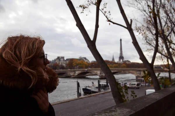Młoda Dama Ciesząca Się Świeżym Powietrzu Pobliżu Sekwany Paryżu Wieża — Zdjęcie stockowe
