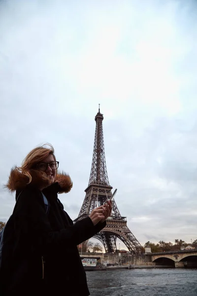 パリの街でスマホを使う若い女性 — ストック写真