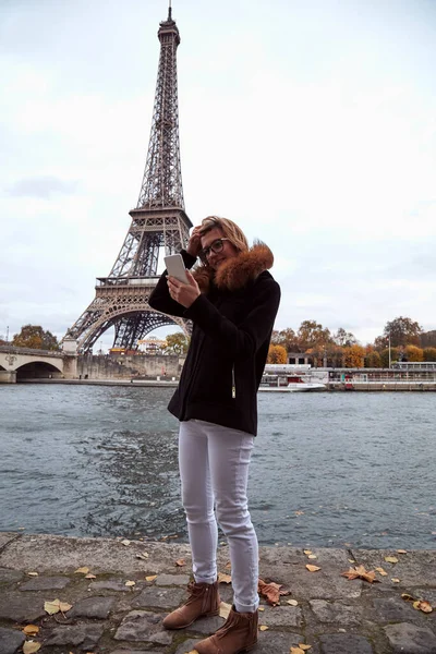 Девушка Использующая Смартфон Улицах Парижа — стоковое фото