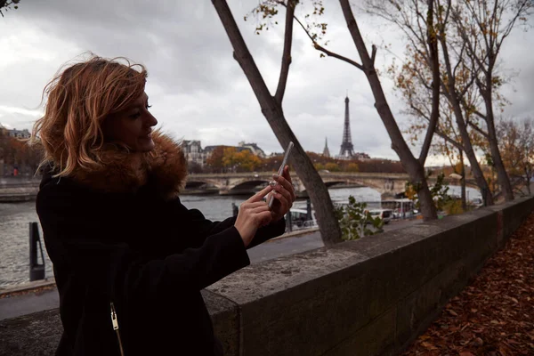 Jovencita Usando Smartphone Las Calles París —  Fotos de Stock