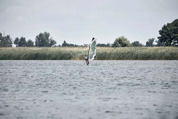 Windsurfer Una Giornata Estiva Ventosa Lago — Foto Stock