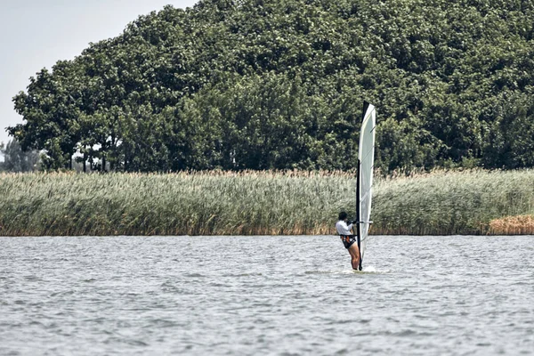 Windsurfer Einem Windigen Sommertag See — Stockfoto
