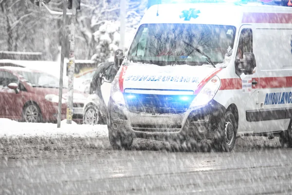 911 Ambulância Van Correndo Através Tráfego Durante Inverno Pesado Nevasca — Fotografia de Stock