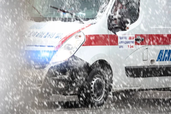 911 Ambulance Van Rushing Traffic Heavy Winter Snowfall Conditions — Stock Photo, Image