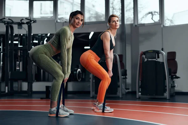 Sportiga Kvinnor Gym Träning Med Elastiskt Motstånd Gummiband — Stockfoto