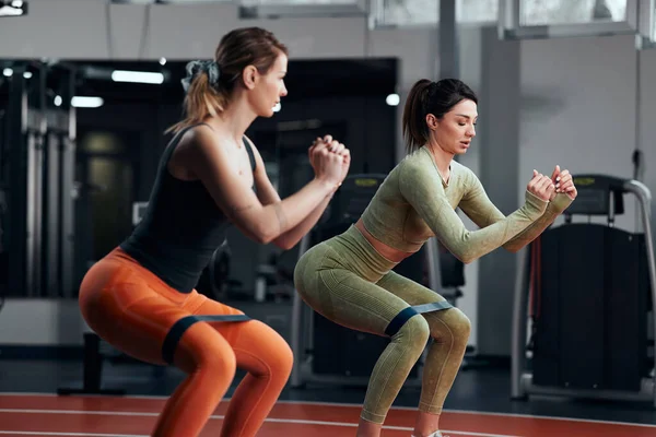 带弹性阻力橡皮筋的体操女运动员 — 图库照片