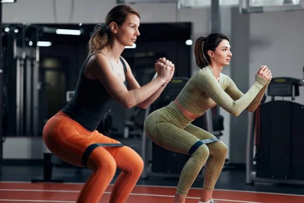 Sportiga Kvinnor Gym Träning Med Elastiskt Motstånd Gummiband — Stockfoto
