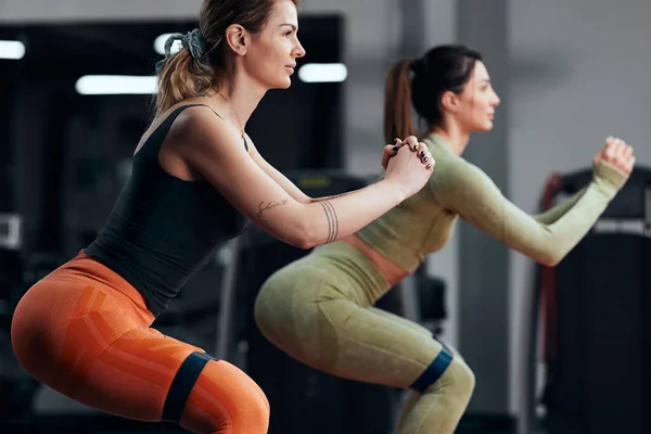 Sportieve Vrouwen Sportschool Trainen Met Elastische Elastische Elastiekjes — Stockfoto