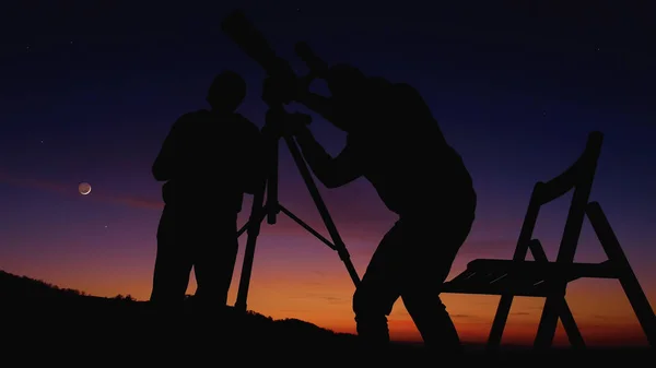 用天文望远镜观察夜空 月亮和流星的人 — 图库照片