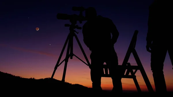 Mannen Met Astronomie Telescoop Kijkend Naar Nachtelijke Hemel Sterren Planeten — Stockfoto