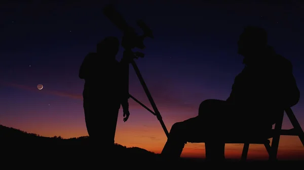 Hombres Con Telescopio Astronómico Mirando Cielo Nocturno Estrellas Planetas Luna — Foto de Stock