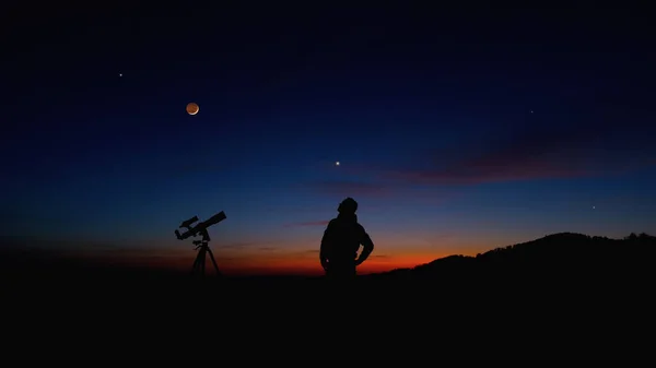 Mens Met Astronomie Telescoop Kijkend Naar Nachtelijke Hemel Sterren Planeten — Stockfoto