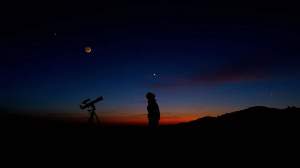 Man Med Astronomiteleskop Tittar Natthimmel Stjärnor Planeter Moon Och Skytte — Stockfoto