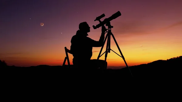 Hombre Con Telescopio Astronómico Mirando Cielo Nocturno Estrellas Planetas Luna — Foto de Stock