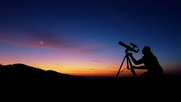 Muž Astronomickým Dalekohledem Při Pohledu Noční Oblohu Hvězdy Planety Měsíc — Stock fotografie
