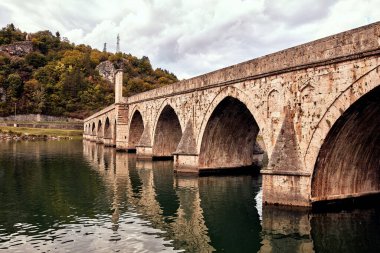 Bosna-Hersek 'in Višegrad kentindeki ünlü tarihi Osmanlı mimarisi Drina Nehri üzerindeki köprü.
