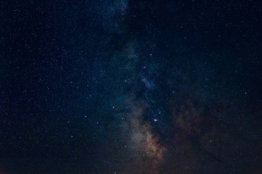 Samanyolu yıldızları ve takımyıldızları akşam gökyüzünde.