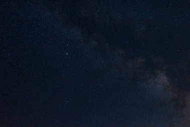 Samanyolu yıldızları ve takımyıldızları akşam gökyüzünde.