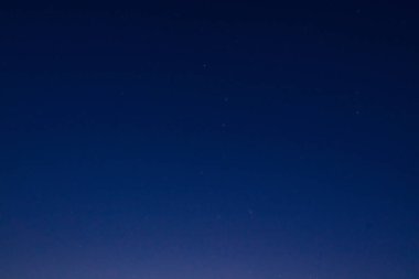 Samanyolu yıldızları ve takımyıldızları akşam gökyüzünde.