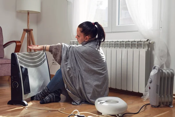 妇女在寒冷的冬日呆在室内 能源和天然气危机 寒冷的房间 暖气问题 — 图库照片