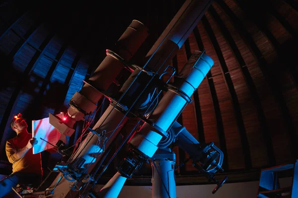 Αστρονόμος Ένα Μεγάλο Αστρονομικό Τηλεσκόπιο Στο Αστεροσκοπείο Που Κάνει Επιστημονική — Φωτογραφία Αρχείου