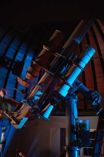Astrônomo Com Grande Telescópio Astronômico Observatório Fazendo Pesquisa Científica Espaço — Fotografia de Stock