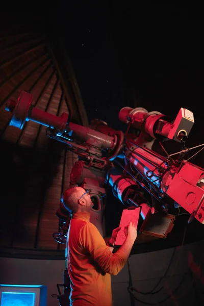 Αστρονόμος Ένα Μεγάλο Αστρονομικό Τηλεσκόπιο Στο Αστεροσκοπείο Που Κάνει Επιστημονική — Φωτογραφία Αρχείου