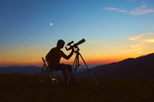 拿着天文望远镜观察夜空 月亮和流星的人 — 图库照片