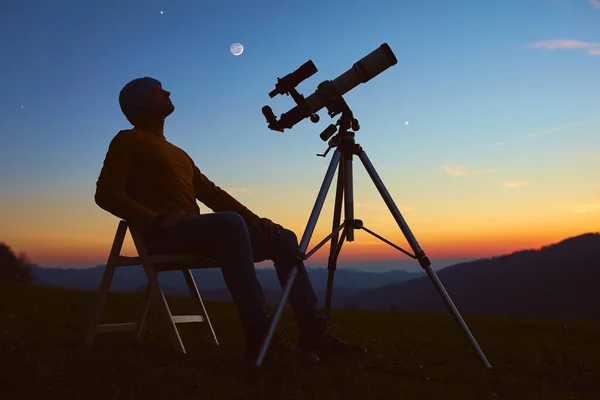 Man Astronomy Telescope Looking Night Sky Stars Planets Moon Shooting — Stockfoto