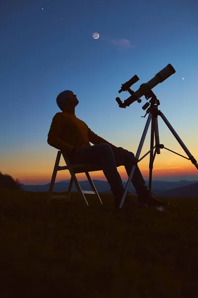 Mann Mit Astronomie Teleskop Nachthimmel Sternen Planeten Mond Und Sternschnuppen — Stockfoto