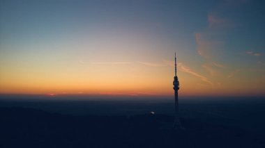 Belgrad, Sırbistan 'ın sembolü Avala Dağı ve iletişim kulesinin hava görüntüleri.