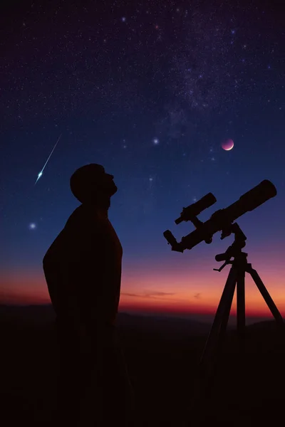Człowiek Teleskopem Astronomicznym Patrzący Nocne Niebo Gwiazdy Planety Księżyc Spadające — Zdjęcie stockowe