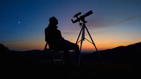 Man Astronomy Telescope Looking Night Sky Stars Planets Moon Shooting — Stock Fotó