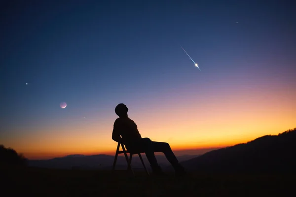 Homme Regardant Ciel Nocturne Étoiles Planètes Lune Étoiles Filantes — Photo