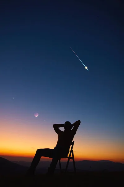 Der Mensch Blickt Auf Den Nachthimmel Sterne Planeten Mond Und — Stockfoto