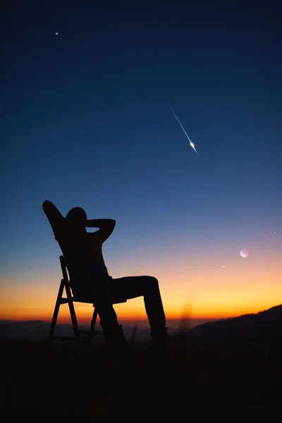 Man Looking Night Sky Stars Planets Moon Shooting Stars — Stock Fotó