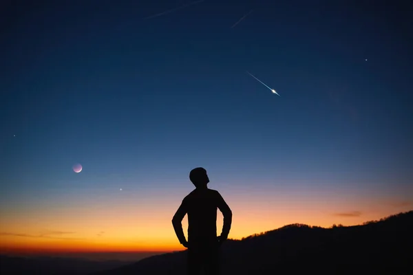 Der Mensch Blickt Auf Den Nachthimmel Sterne Planeten Mond Und — Stockfoto