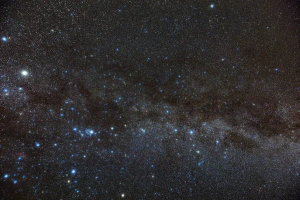 夜空の天の川の星と星座 — ストック写真