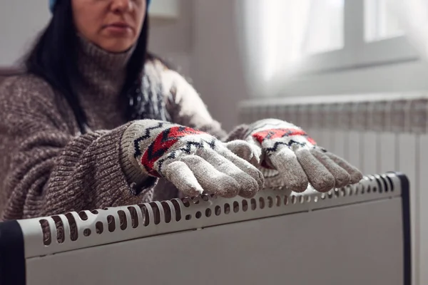 Kobieta Kurtce Swetrze Rękawiczkach Ręcznych Pomieszczeniu Chłodny Zimowy Dzień Kryzys — Zdjęcie stockowe