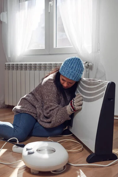 在寒冷的冬日里 穿着夹克 毛衣和手手套的女人呆在室内 能源和天然气危机 寒冷的房间 暖气问题 — 图库照片