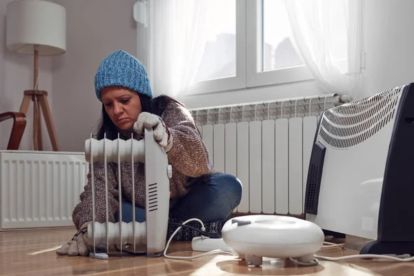 在寒冷的冬日里 穿着夹克 毛衣和手手套的女人呆在室内 能源和天然气危机 寒冷的房间 暖气问题 — 图库照片