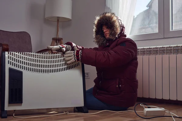 穿着夹克 围巾和手套的女人在寒冷的冬日呆在室内 能源和天然气危机 寒冷的房间 取暖问题 — 图库照片