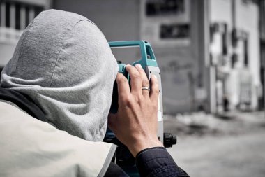 İnşaat sırasında arazi açılarını ölçmek için teodolit aracı.