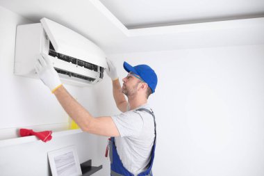 Servis elemanı havalandırmayı temizliyor..